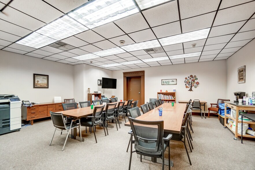 More Photos Of 413-419 N Main St, Findlay Showroom For Sale