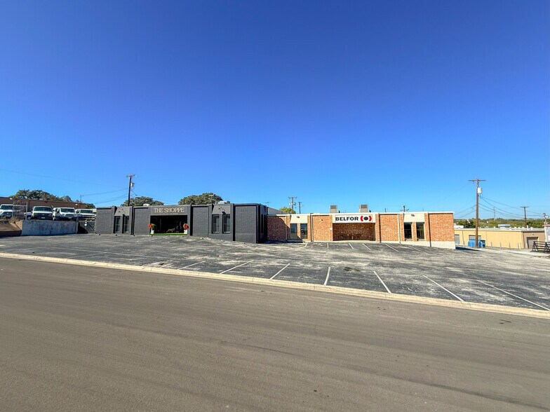 More Photos Of 12131-12137 Valliant St, San Antonio Showroom For Sale