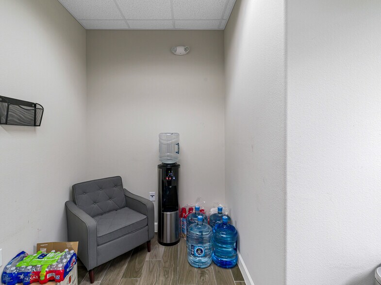 More Photos Of 633 E Fernhurst Dr, Katy Medical For Sale