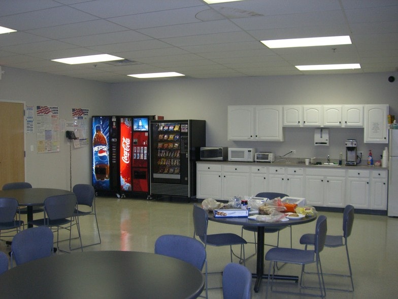 More Photos Of 3501 W Howard St, Skokie Flex For Lease