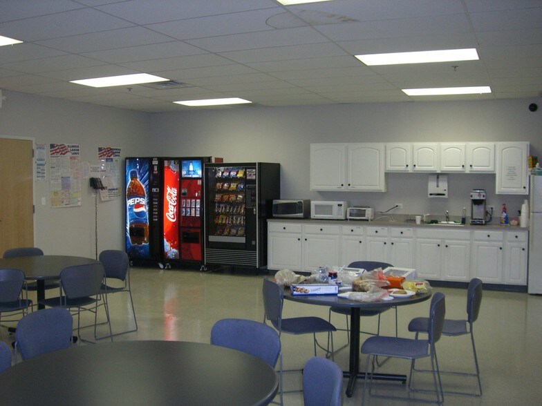 More Photos Of 3501 W Howard St, Skokie Flex For Lease