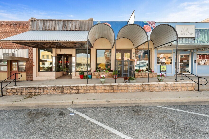 More Photos Of 133 N Texas St, De Leon Storefront For Sale