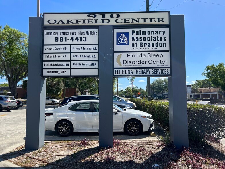 Primary Photo Of 910 Oakfield Dr, Brandon Medical For Lease