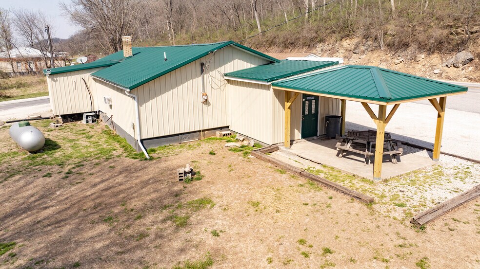 More Photos Of 20861 IL-100, Fieldon Specialty For Sale