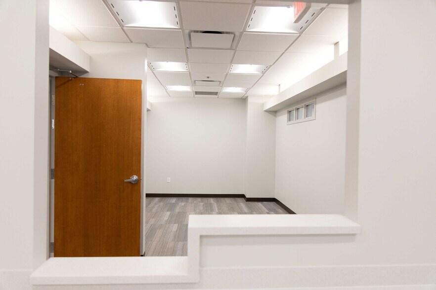 More Photos Of 17030 Lakeside Hills Plz, Omaha Medical For Lease