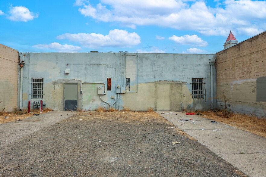 More Photos Of 328-332 W Main St, Merced Storefront For Lease