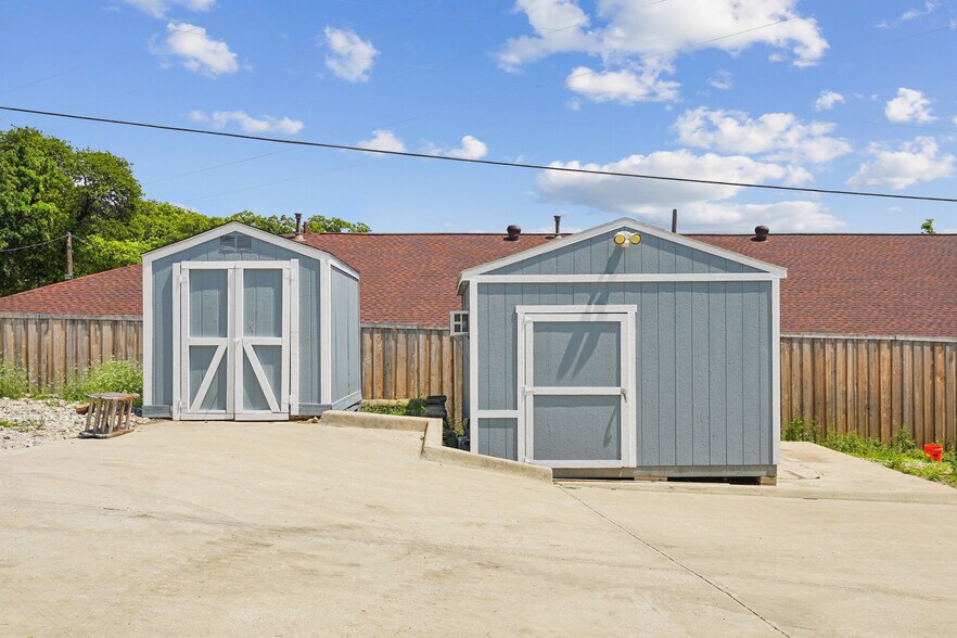 More Photos Of 2423 Hinton Dr, Irving Warehouse For Lease