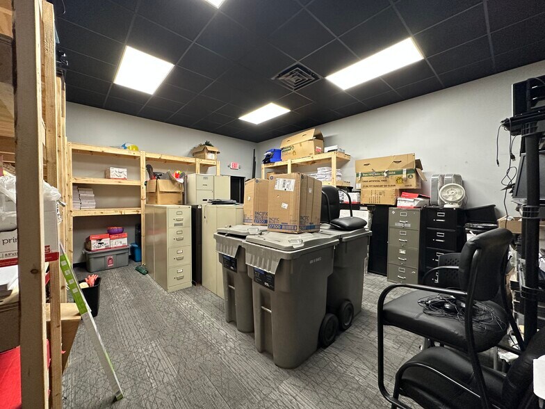 More Photos Of 7330 W 33rd St, Wichita Flex For Lease