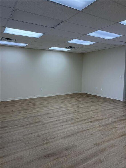 More Photos Of 303 SW 18th St, Bentonville Office For Lease