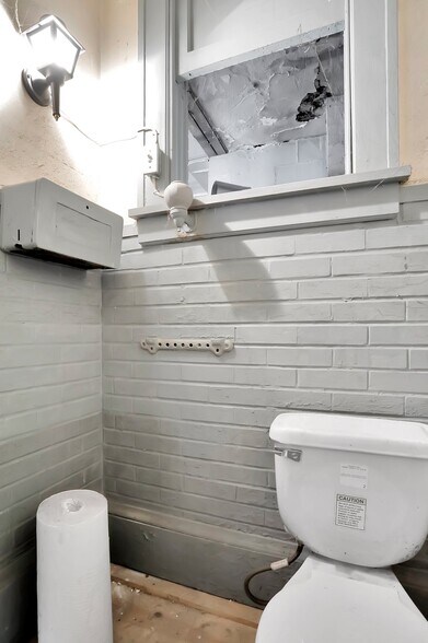 More Photos Of 9604 S Congress St, New Market Office For Sale