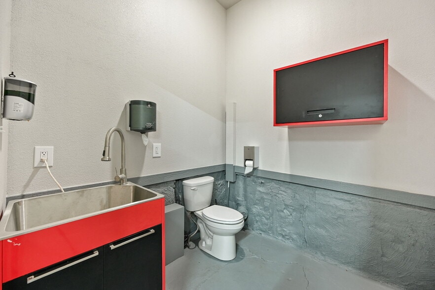 More Photos Of 3200 E 31st St, Kansas City Freestanding For Sale