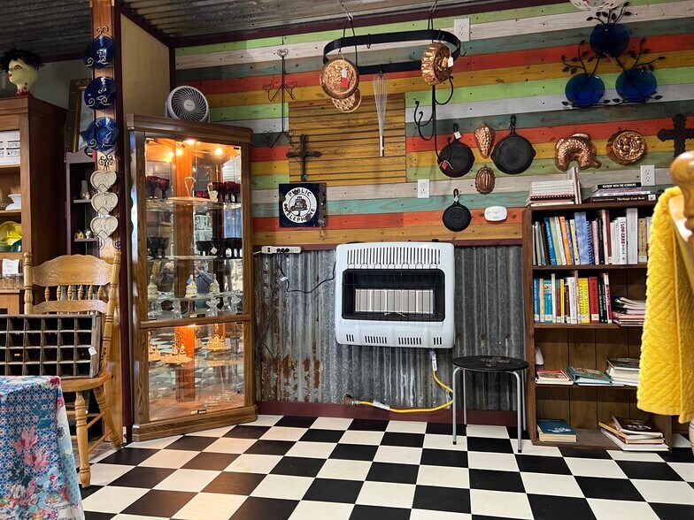 More Photos Of 189 E Greenville St, Alba Convenience Store For Sale