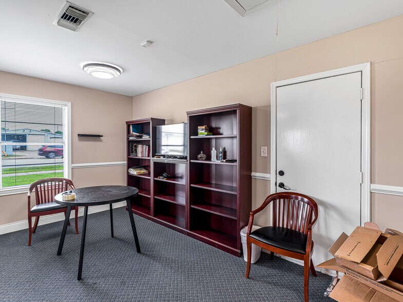 More Photos Of 1105 San Jacinto St, Rosenberg Office For Sale
