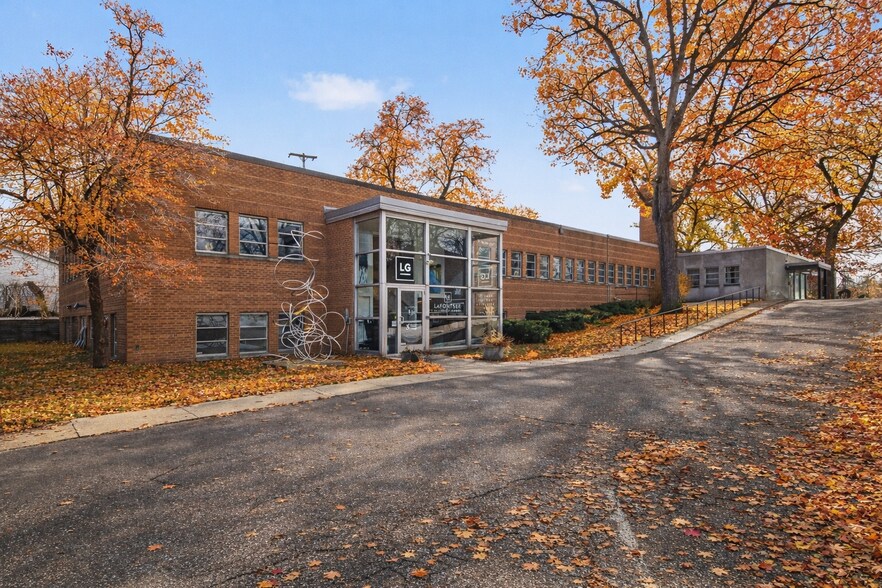 More Photos Of 833 Lake Dr SE, Grand Rapids Medical For Sale