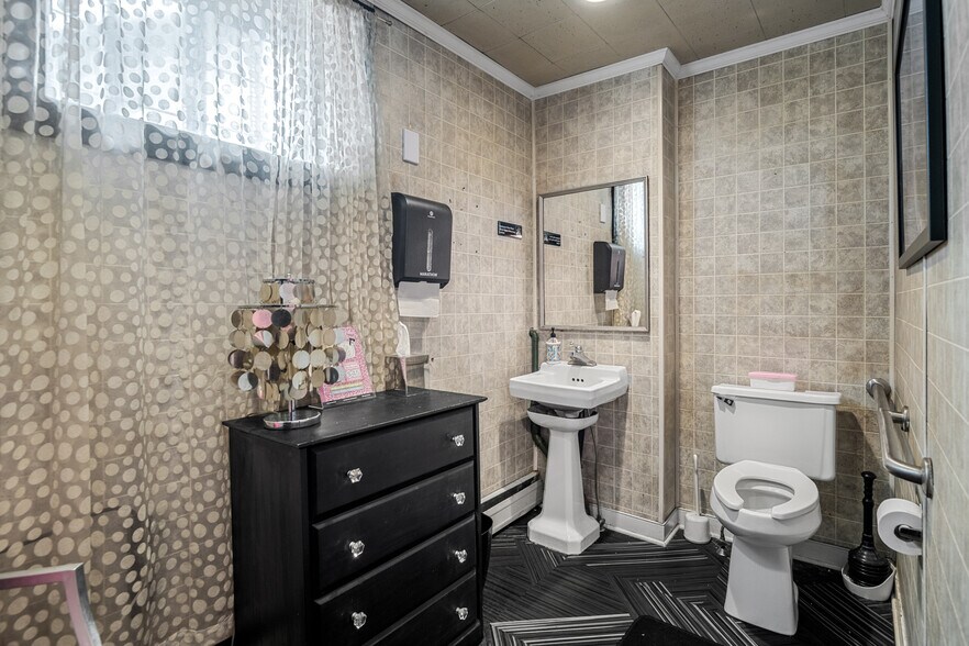 More Photos Of 10 S Crenshaw Ave, Richmond Freestanding For Lease