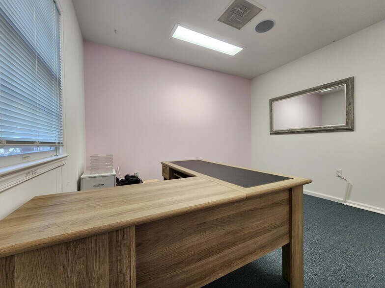 More Photos Of 722 Grant St, Herndon Medical For Sale