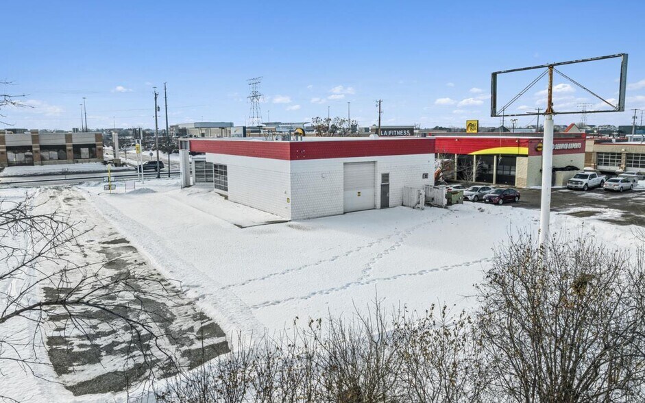 More Photos Of 1955 County Road D E, Maplewood Auto Repair For Sale
