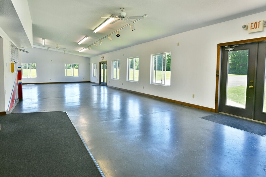 More Photos Of 4085 Herner County Line Rd, Southington Showroom For Sale