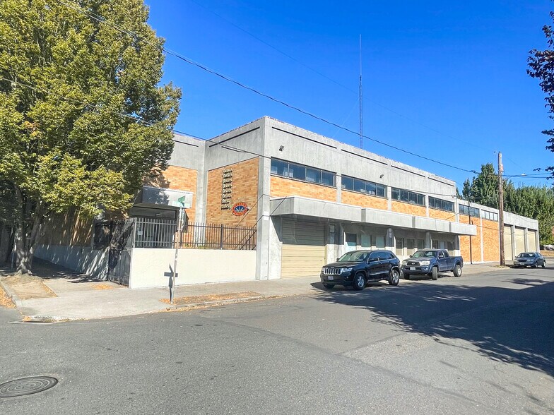 More Photos Of 1011 SE Oak St, Portland Industrial For Sale
