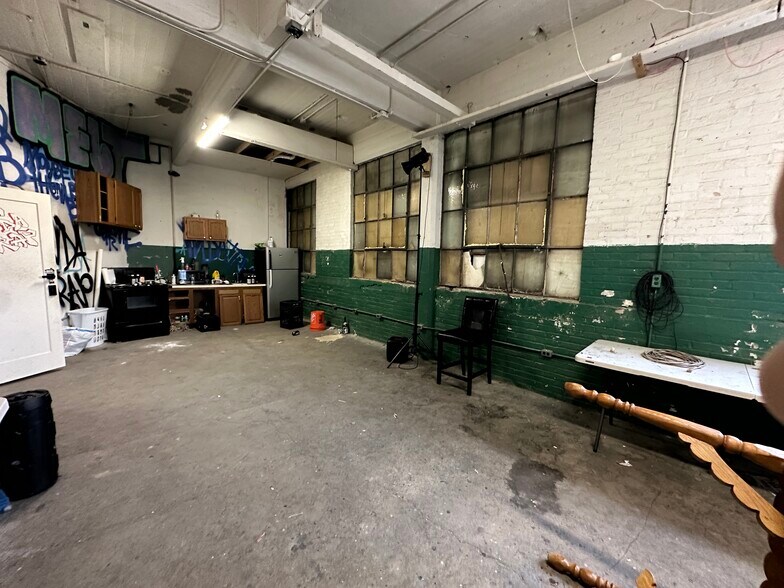 More Photos Of 2600-2604 W Fond Du Lac Ave, Milwaukee Manufacturing For Sale