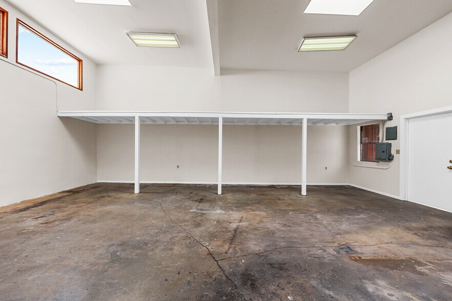 More Photos Of 5812 Venice Blvd, Los Angeles Showroom For Sale