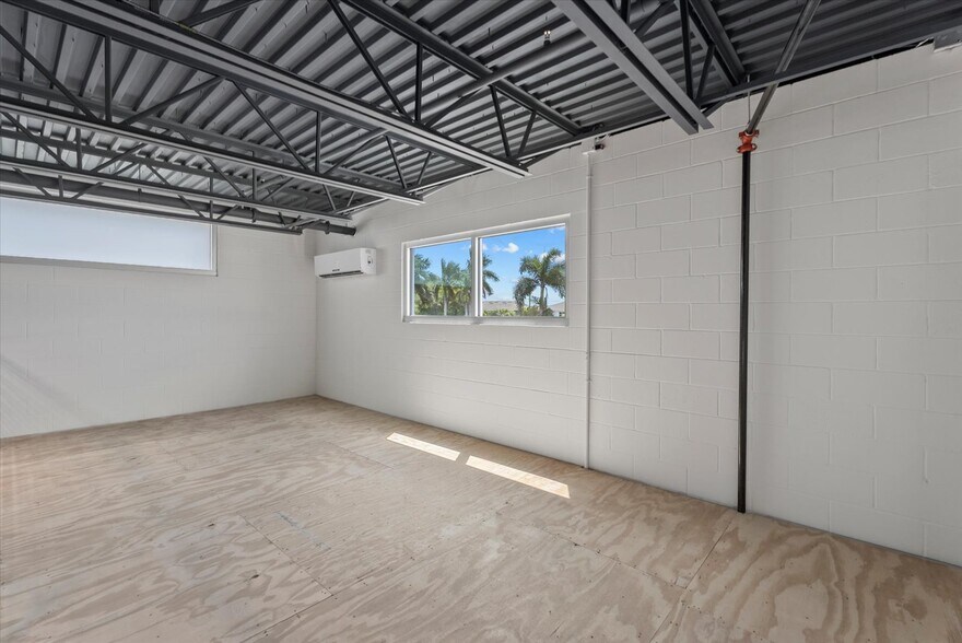 More Photos Of 6566 Palmer Park Cir, Sarasota Self Storage For Sale