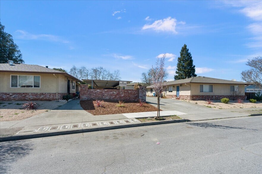 More Photos Of 8275 Westwood Dr, Gilroy Apartments For Sale