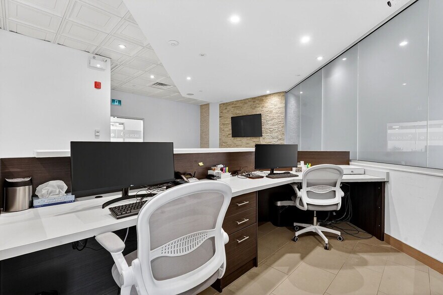 More Photos Of 3075 Hospital Gate, Oakville Medical For Lease