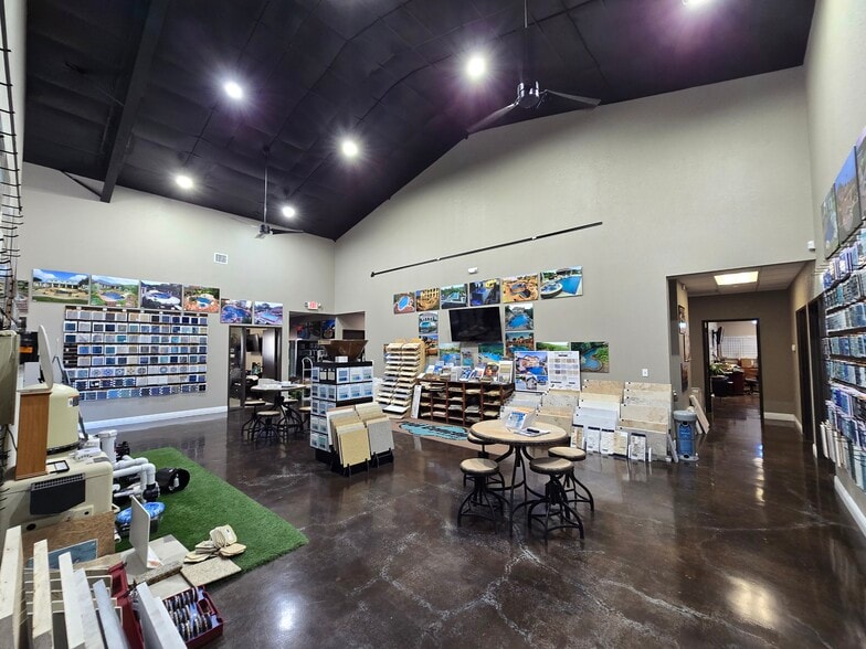 More Photos Of 13318 Western Oak Dr, Helotes Storefront Retail Office For Sale