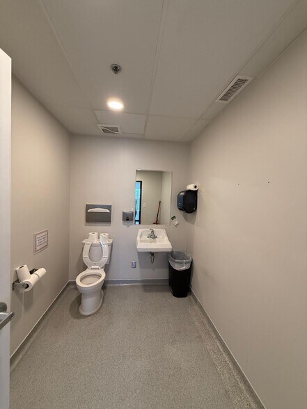 More Photos Of 7979-7989 Vickers St, San Diego Flex For Lease