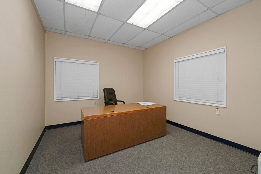 More Photos Of 6546 Petropark Dr, Houston Warehouse For Lease