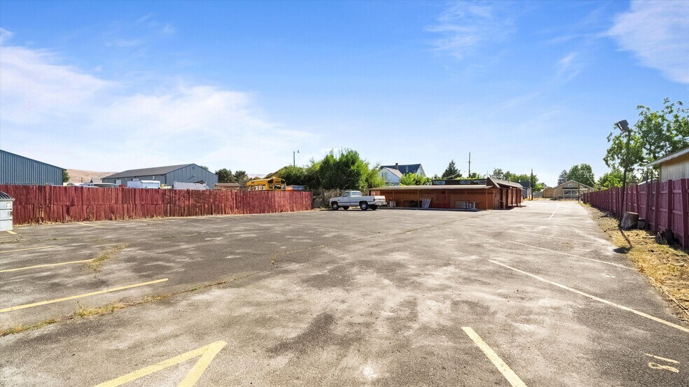 More Photos Of 1214 S 6th St, Yakima Bar For Sale