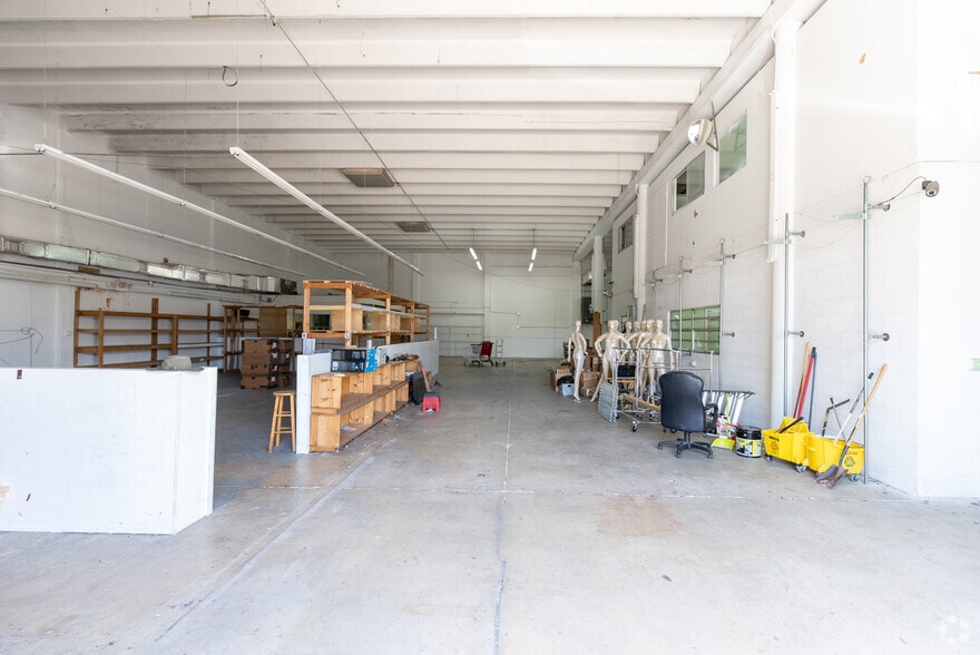 More Photos Of 3061 NW 24th St, Miami Warehouse For Lease