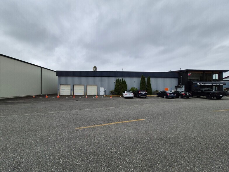 More Photos Of 15426 Airport Dr, Burlington Airplane Hangar For Lease