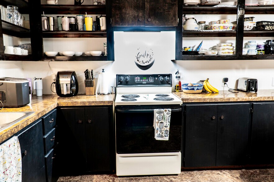 More Photos Of 120 N Main St, Yale Light Manufacturing For Sale