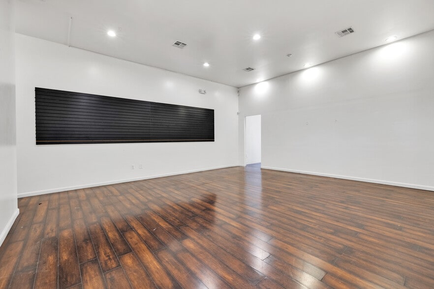 More Photos Of 11119-11123 Burbank Blvd, North Hollywood Storefront Retail Office For Lease