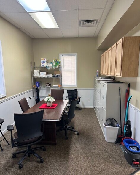 Primary Photo Of 818 E Wood St, Paris Office For Lease