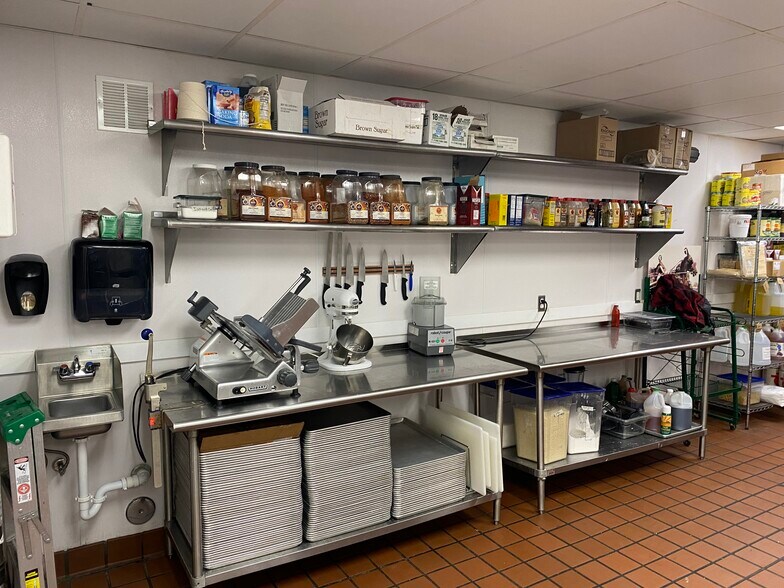 More Photos Of 410 S Clippert St, Lansing Restaurant For Sale