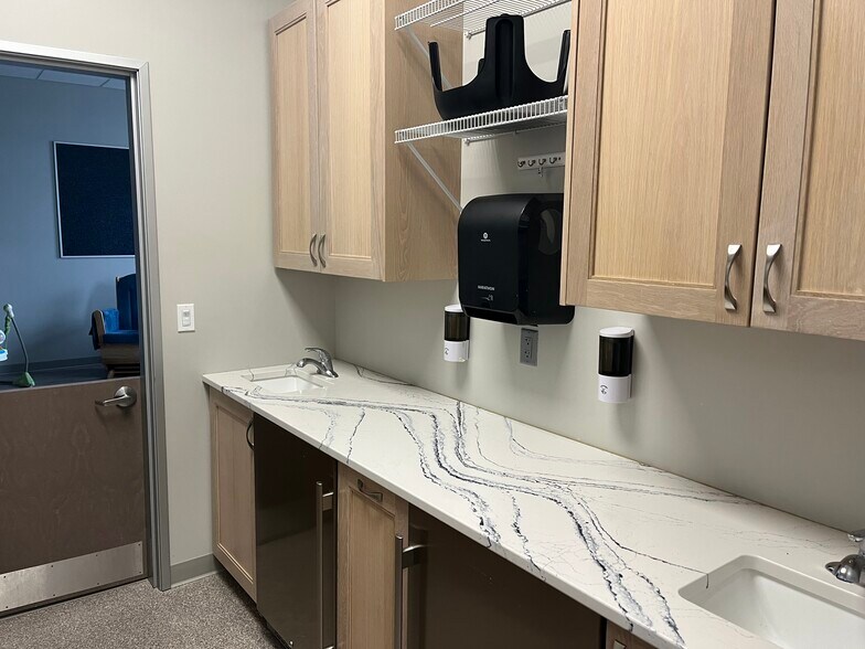 More Photos Of 1606 NW Irvinedale Dr, Ankeny General Retail For Sale