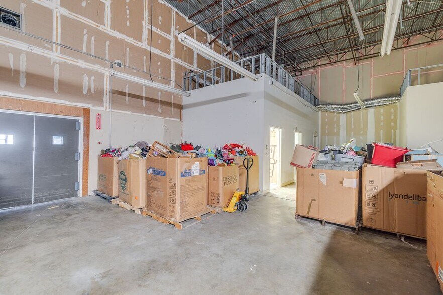 More Photos Of 2031 E Madison Ave, Bastrop General Retail For Lease