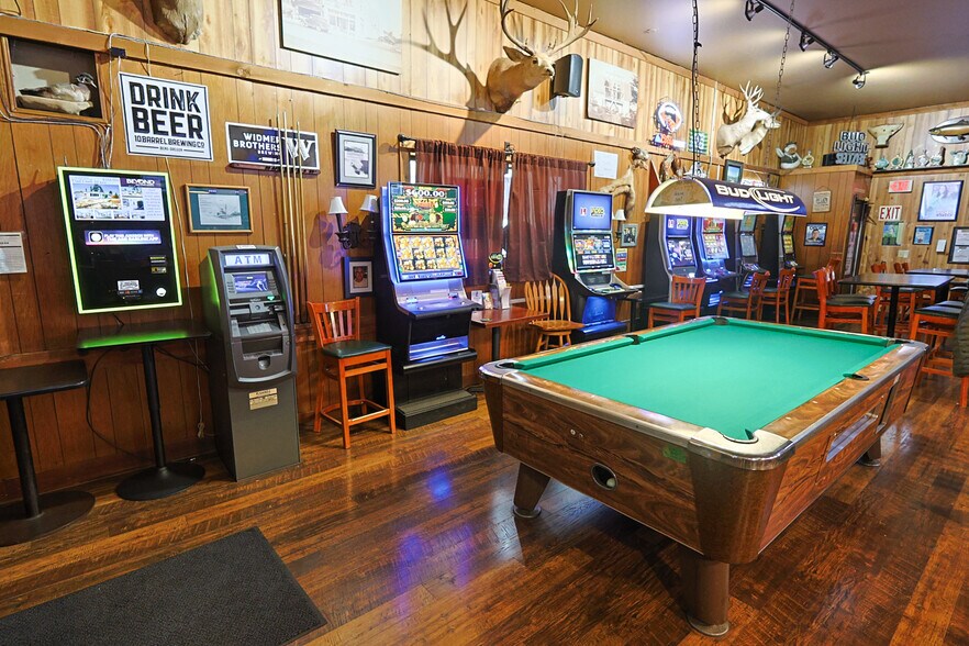 More Photos Of 702 Newmark St, Coos Bay Bar For Sale