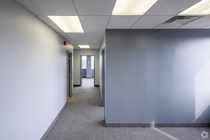 More Photos Of 700 Dorval Dr, Oakville Unknown For Lease