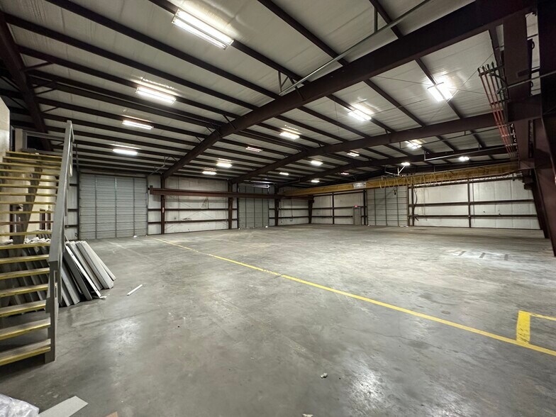 More Photos Of 2708 S County Road 1242, Midland Warehouse For Lease