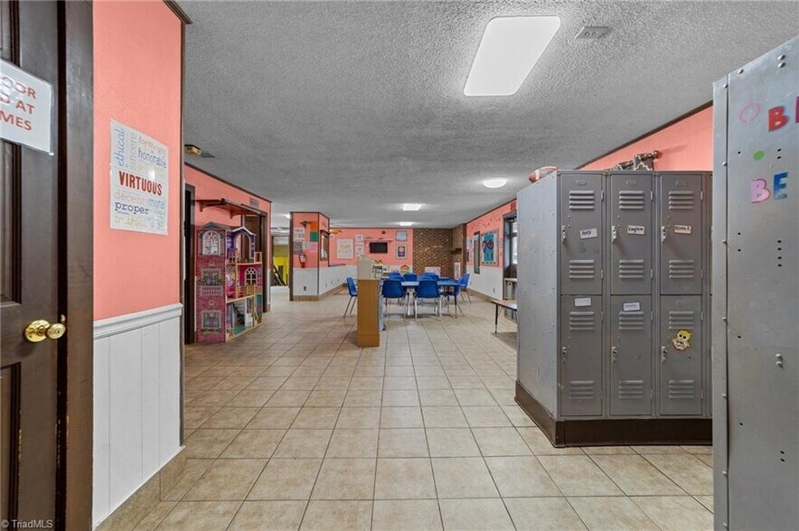 More Photos Of 1501 Upland Dr, Greensboro Office For Sale