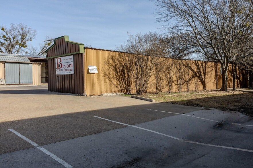 More Photos Of 2020 Fort Worth Hwy, Weatherford Freestanding For Sale