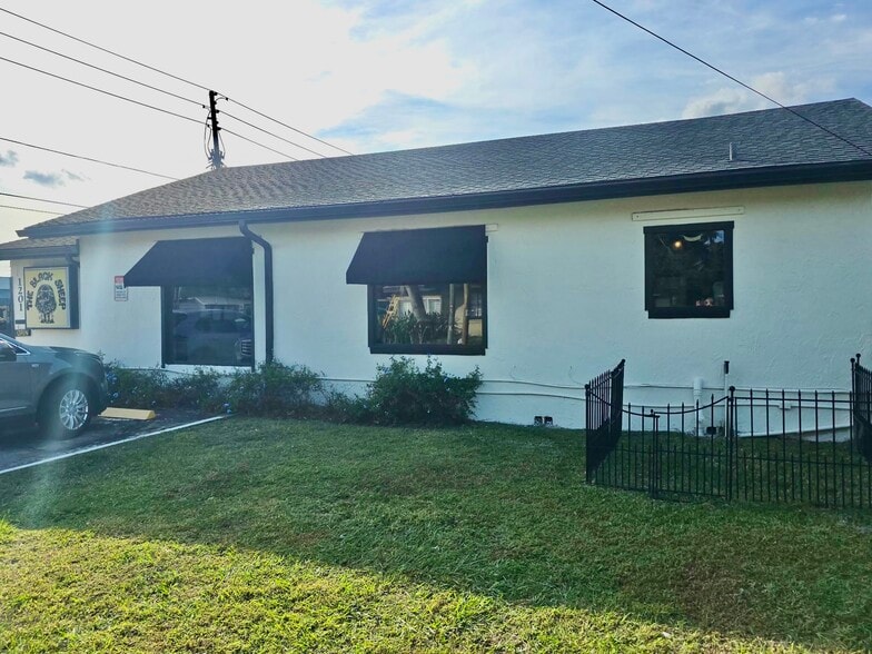 More Photos Of 1201 W Fairbanks Ave, Orlando Freestanding For Lease