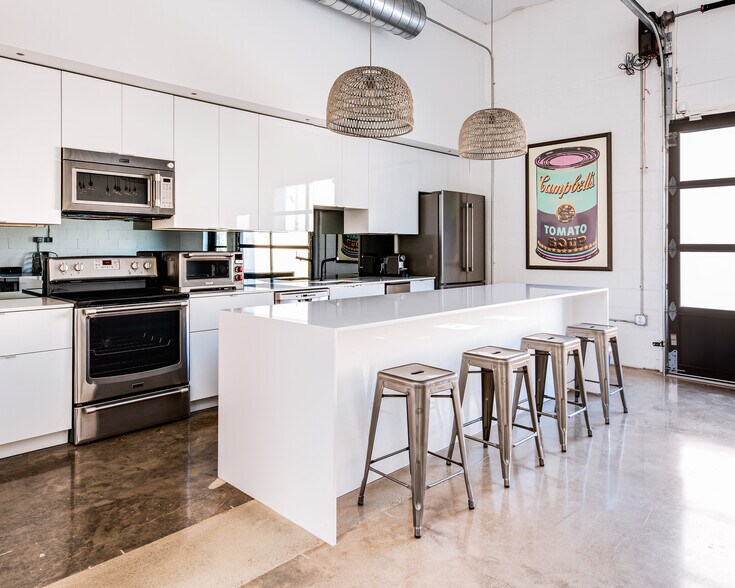 More Photos Of 2292 Vantage St, Dallas Showroom For Sale