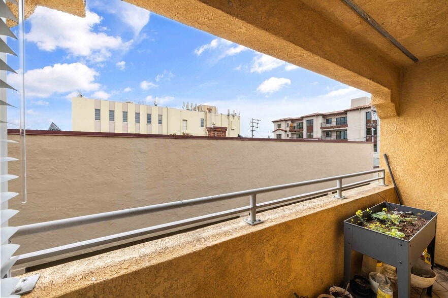 More Photos Of 577 Laurel St, San Carlos Apartments For Sale