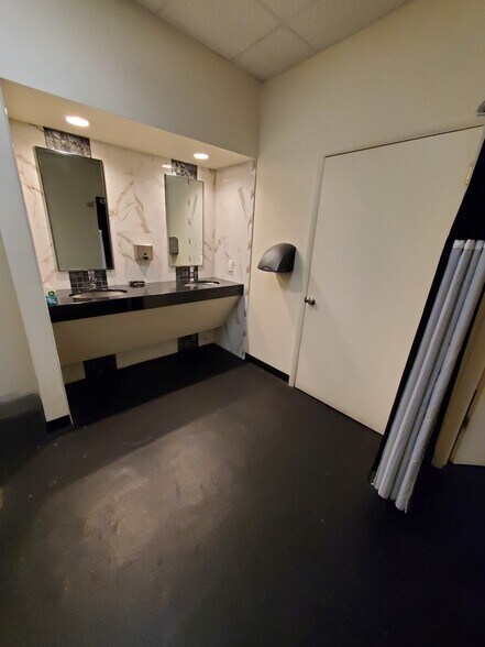 More Photos Of 885-893 Hempstead Tpke, Franklin Square Storefront For Lease