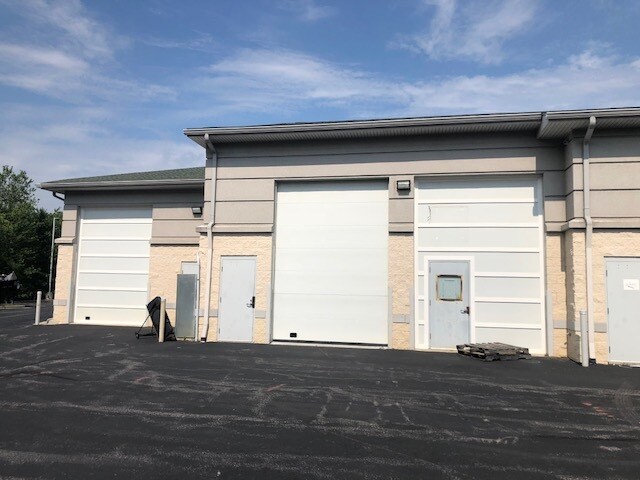 More Photos Of 25 Henry Ford Cir, Waldorf Flex For Lease